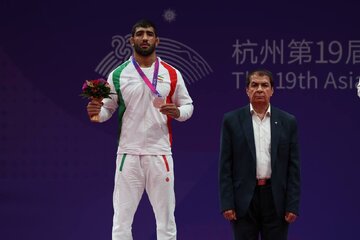 اهدای مدال وزن ۸۷ کیلوگرم کشتی فرنگی توسط عضو فدراسیون جهانی کشتی